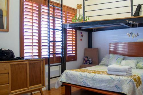 um quarto com um beliche e uma cómoda em el nido! Private stay at nice apartment North blvd Saltillo Mexico em Saltillo