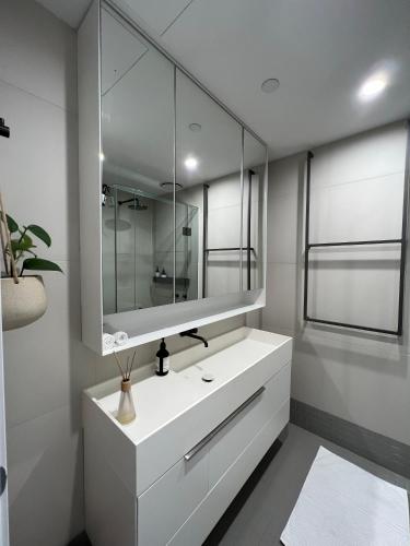 Un baño de Centrally Located Modern Loft w Free Parking, Infinity Pool, Workspace