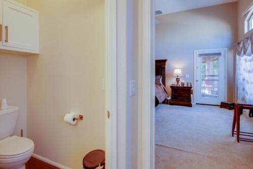 Ένα μπάνιο στο Near Hikes Home with Pool and Patio in Gilbert!