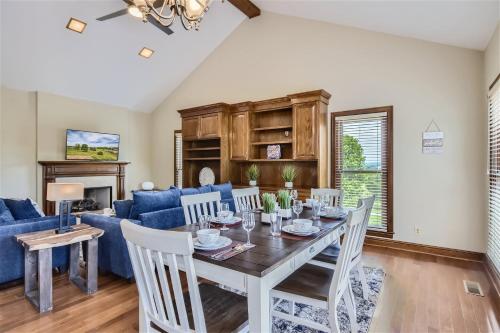 TV a/nebo společenská místnost v ubytování Gorgeous 5 Acre Estate Near Nashville! - F2