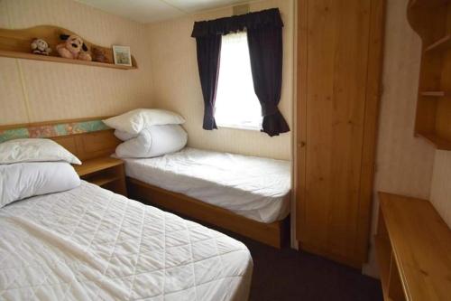 Ένα ή περισσότερα κρεβάτια σε δωμάτιο στο Family Caravan Sandhills 117