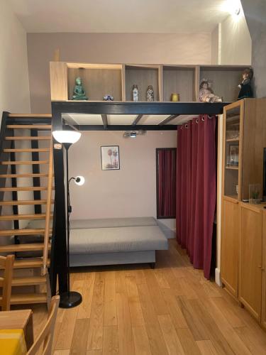 une chambre avec un lit superposé et un escalier dans l'établissement 巴黎圣母院单间公寓, à Paris