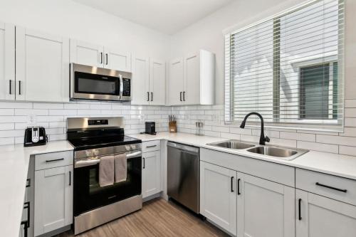 Η κουζίνα ή μικρή κουζίνα στο Radiance Reverie Home in Casa Grande with Pool,BBQ