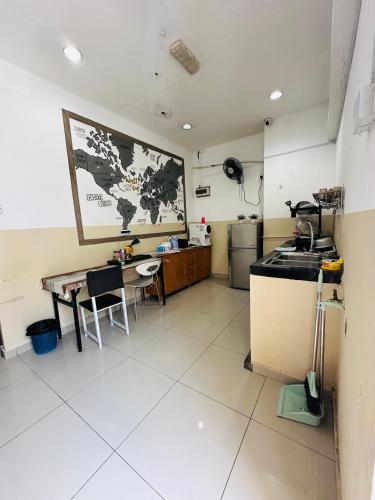 Una cocina con una encimera y una mesa dentro. en H2 Segama Backpacker, en Kota Kinabalu