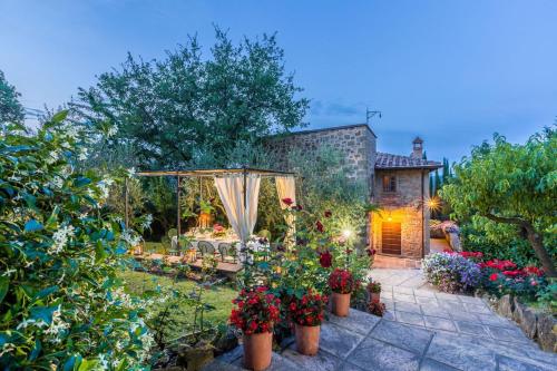a garden with flowers and a gazebo at Torre Del Cielo in Monterchi
