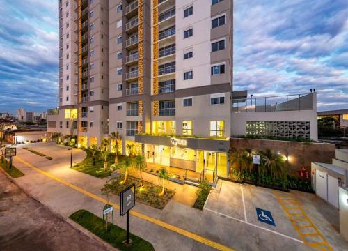 un edificio de apartamentos con un aparcamiento enfrente en Apartamento 3 quartos - Setor Coimbra en Goiânia