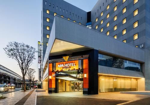 un edificio con un cartel en la parte delantera en APA Hotel Kokura Ekimae, en Kitakyushu