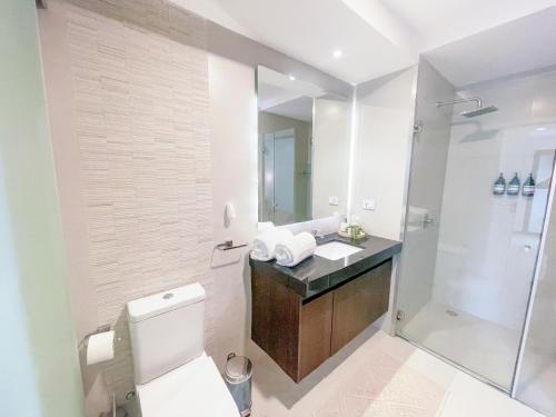 y baño con aseo, lavabo y ducha. en Luxurious stay at modern apartment (Equipetrol), en Santa Cruz de la Sierra