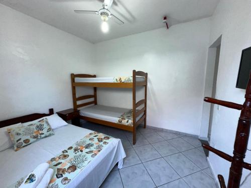 Uma ou mais camas em beliche num quarto em Pousada Suíte Verde Mar