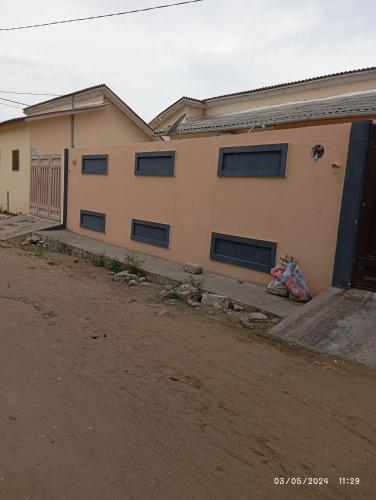 un edificio al lado de un camino de tierra en Timba coquette-loge, en Cotonou