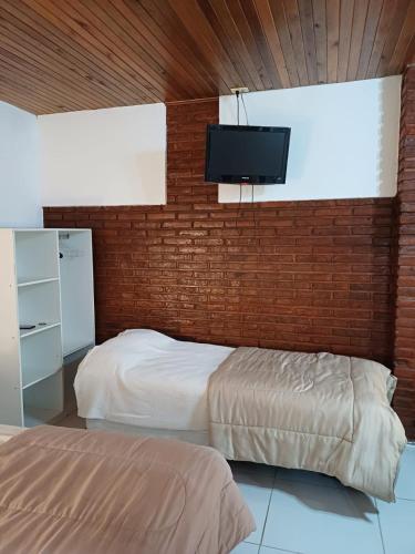 um quarto com 2 camas e uma televisão de ecrã plano em Aires de Vida em Federación