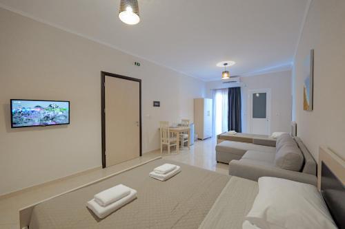 ein Wohnzimmer mit einem Sofa und einem Tisch in der Unterkunft Hotel Deja Vu in Ksamil