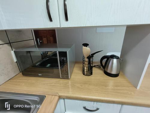 ボクスブルクにあるApartment in Boksburg near OR TAMBO INTERNATIONAL AIRPORTのキッチン(電子レンジ付)