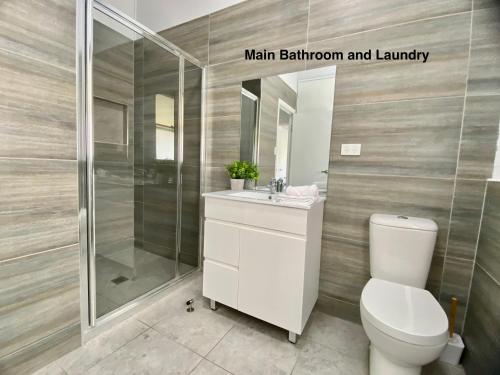 Ένα μπάνιο στο Central 4-Bedroom Haven in Townsville