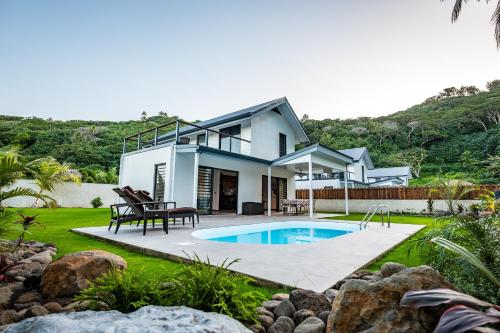 uma casa com piscina no quintal em Hidden Villas by Matira Beach em Bora Bora