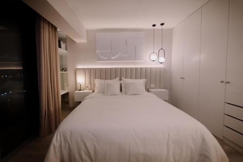 a bedroom with a large white bed with white pillows at Loft Javier Prado in Lima