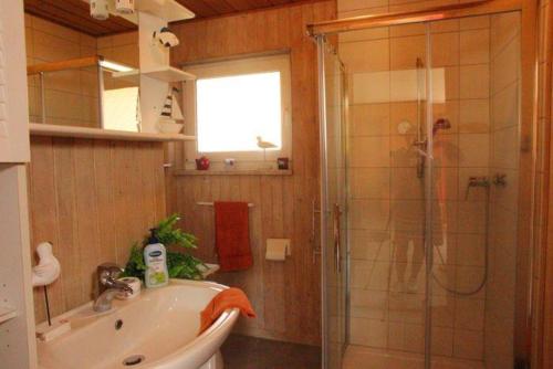 y baño con ducha y lavamanos. en Möwe 35, en Mirow
