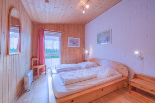 um quarto com uma cama grande num quarto em Möwe 103 em Mirow