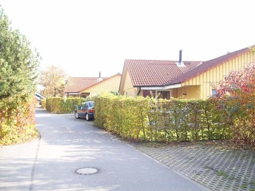 um carro estacionado numa rua ao lado de uma casa em Möwe 104 em Mirow