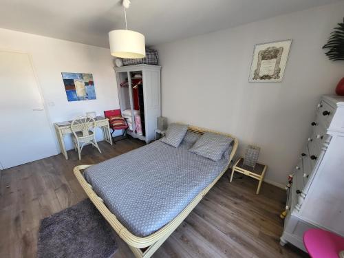 une chambre avec un lit et une salle à manger dans l'établissement Appartement T3 à 150m de la plage, proche centre, avec garage et loggia – Les Sables d'Olonne - FR-1-92-562, à Les Sables-dʼOlonne