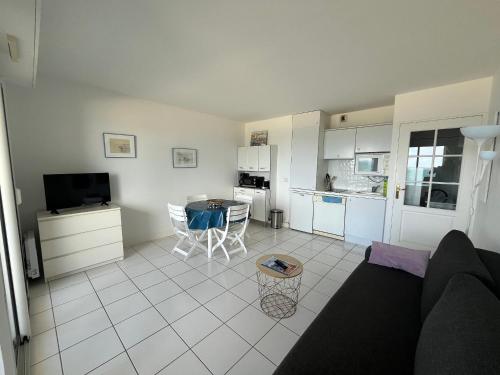 un salon avec un canapé et une table et une cuisine dans l'établissement Appartement T2 bord de mer avec parking, Arcachon - FR-1-374-4, à Arcachon