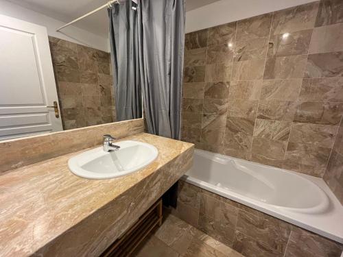 une salle de bain avec un lavabo et une baignoire dans l'établissement Appartement T2 bord de mer avec parking, Arcachon - FR-1-374-4, à Arcachon