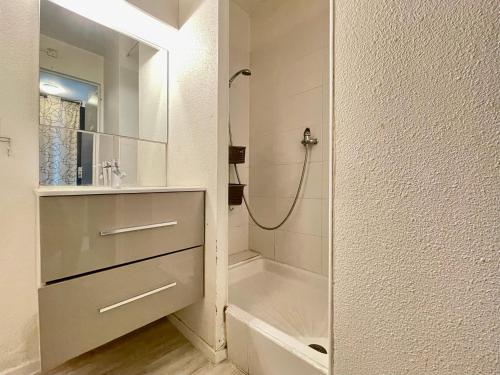 une salle de bain blanche avec une douche et un lavabo dans l'établissement Joli studio-cabine moderne à 300m de la plage - FR-1-338-368, à Sète