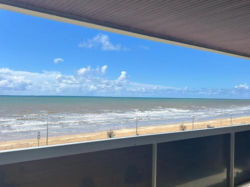 Appartement bord de mer avec balcon et parking - FR-1-652-28
