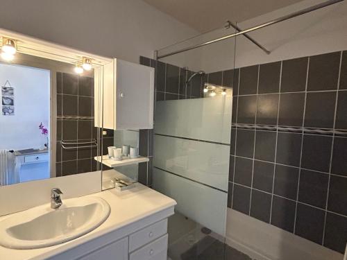 Kúpeľňa v ubytovaní Appartement bord de mer avec balcon et parking - FR-1-652-28
