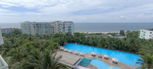 una vista aérea de un complejo con piscina y el océano en Apartaments, Mui Ne, Viet Nam, en Phan Thiet