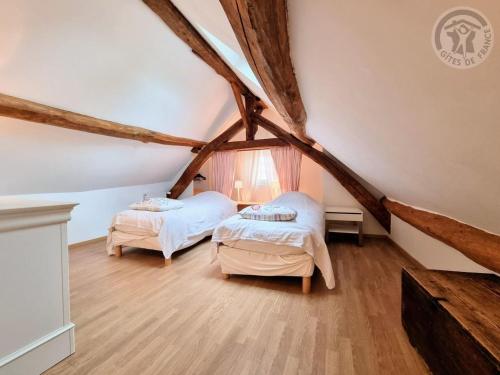 Postel nebo postele na pokoji v ubytování Gîte cosy et rénové à Boissets avec jardin clos, WiFi, proche randonnées et sites touristiques. - FR-1-527-46