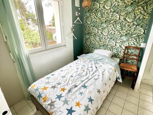 - une petite chambre dotée d'un lit avec des étoiles dans l'établissement Maison de Vacances à La Tranche-sur-Mer, Proche Plage et Commerces, 3 Chambres, Terrasse et Jardin - FR-1-22-365, à La Tranche-sur-Mer
