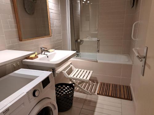 une salle de bain avec un lavabo et une machine à laver dans l'établissement Appartement Confortable avec Balcon - Saint Jean de Monts - FR-1-323-532, à Saint-Jean-de-Monts