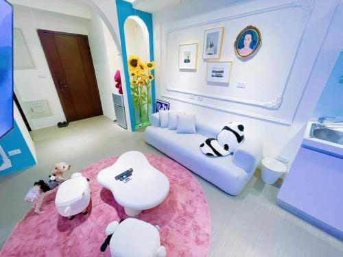 a living room with pandas sitting on a pink rug at 光嶼海溫泉海景無邊際泳池豪華套房 in Hsin-hsing