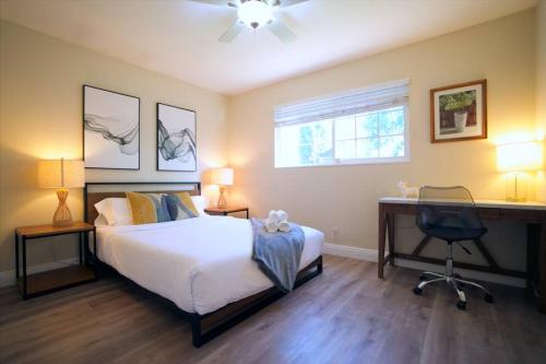 um quarto com uma cama, uma secretária e uma cadeira em Cozy 3BR: AC & Great Location em San José