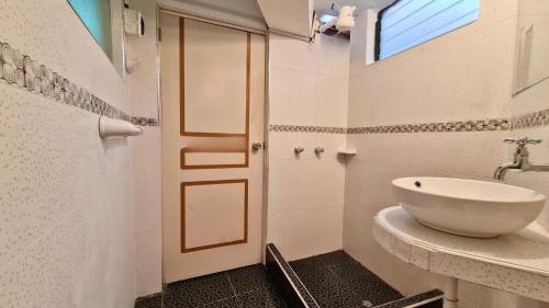 庫斯科的住宿－QORY WASI 7 CUARTONES，白色的浴室设有水槽和窗户。