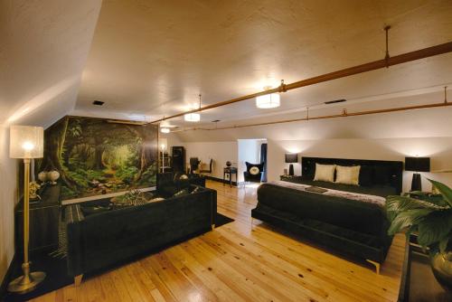 a living room with two black couches and a couch at Historic Tapoco Lodge Resort in Tapoco