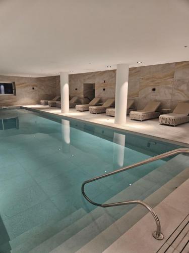 una piscina con cuscini in un edificio di JOY MONTEVIDEO - Apartamento Premium - Servicios de Hotel 5 Estrellas a Montevideo