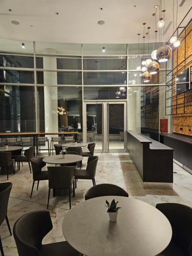un restaurante con mesas y sillas en un edificio en JOY MONTEVIDEO - Apartamento Premium - Servicios de Hotel 5 Estrellas, en Montevideo