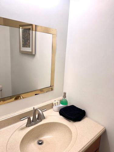 Bilik mandi di Home in Hudson