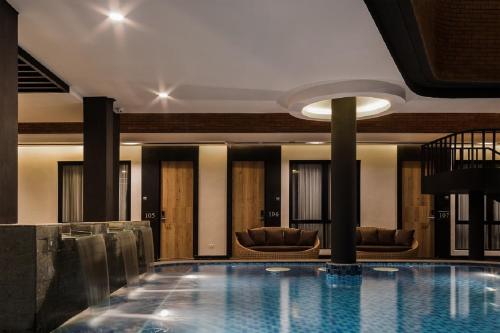 Bazén v ubytování Allura Azana Resort Tawangmangu nebo v jeho okolí