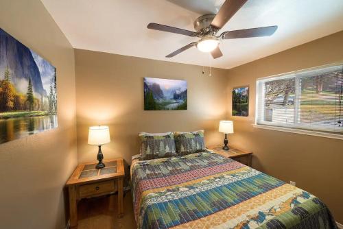 1 dormitorio con 1 cama y 2 mesitas de noche con lámparas en Mountain View, near Yosemite & Bass Lake, BBQ, Fireplace,EVC, en Oakhurst