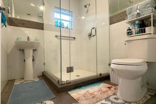 y baño con ducha, aseo y lavamanos. en Queen bedroom in best Location! - Private Parking, Laundry and Drop Off Lugagge, en Miami
