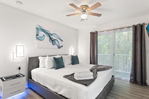 a bedroom with a bed and a ceiling fan at Allure - Sleeps 8 - 3 BDM - Disney in Kissimmee