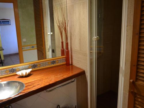 ein Badezimmer mit Waschbecken und Spiegel in der Unterkunft Apartamento en Primera Línea Playa con Piscina y Vista al Mar - L'Estartit, Centro - ES-323-71 in Torroella de Montgrí