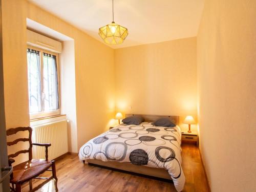 une chambre avec un lit et deux lampes dedans dans l'établissement Gîte familial avec jardin dans un ancien corps de ferme au cœur de la Dordogne - FR-1-616-374, à Saint-Chamassy