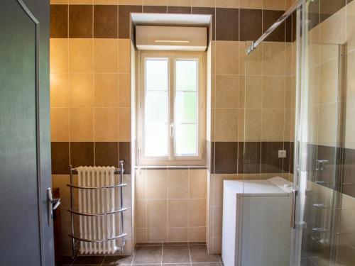 La salle de bains est pourvue d'une douche, d'une fenêtre et d'un lavabo. dans l'établissement Gîte familial avec jardin dans un ancien corps de ferme au cœur de la Dordogne - FR-1-616-374, à Saint-Chamassy
