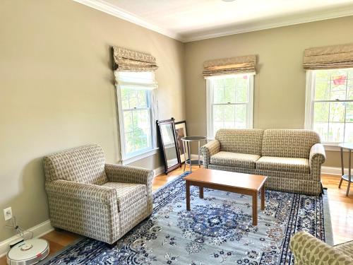 Ruang duduk di Nice Home in Hudson