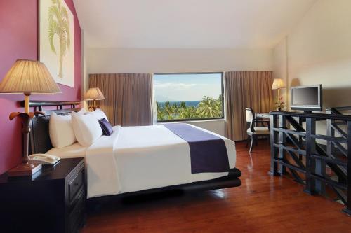 Postel nebo postele na pokoji v ubytování Manado Tateli Resort and Convention