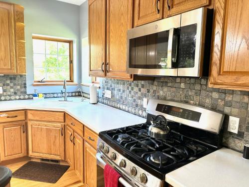 Dapur atau dapur kecil di Nice Home in Hudson